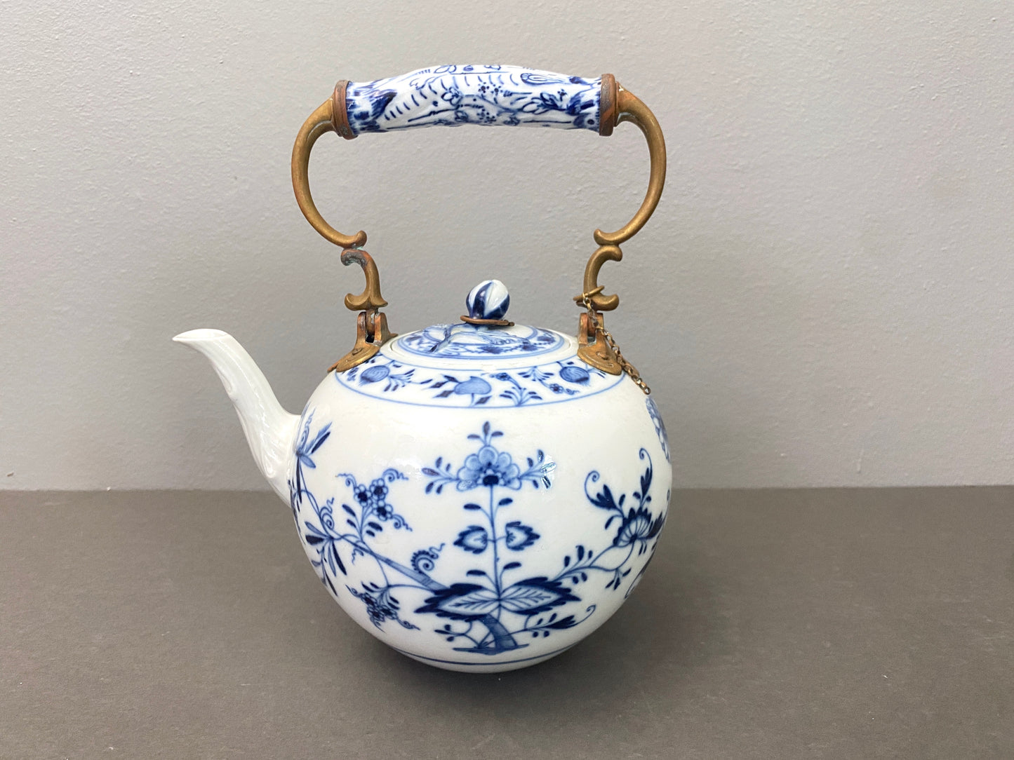 RARE!Early 19 century MEISSEN "blue onion" teapot w/ copper handle, cross swords
