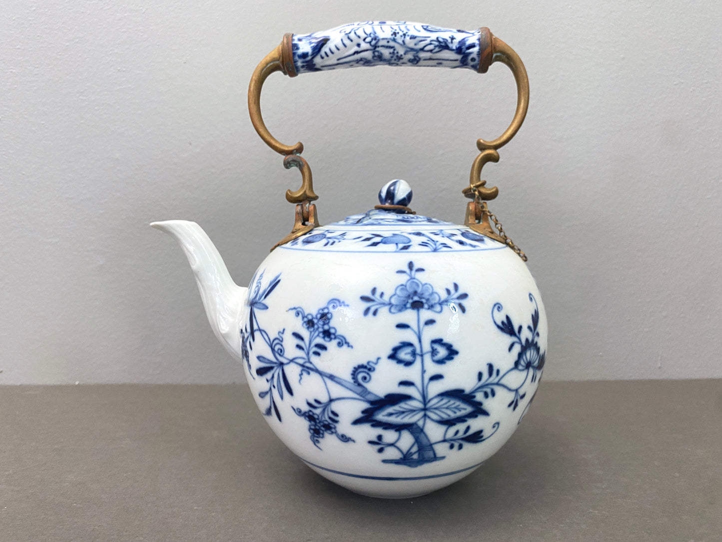 RARE!Early 19 century MEISSEN "blue onion" teapot w/ copper handle, cross swords
