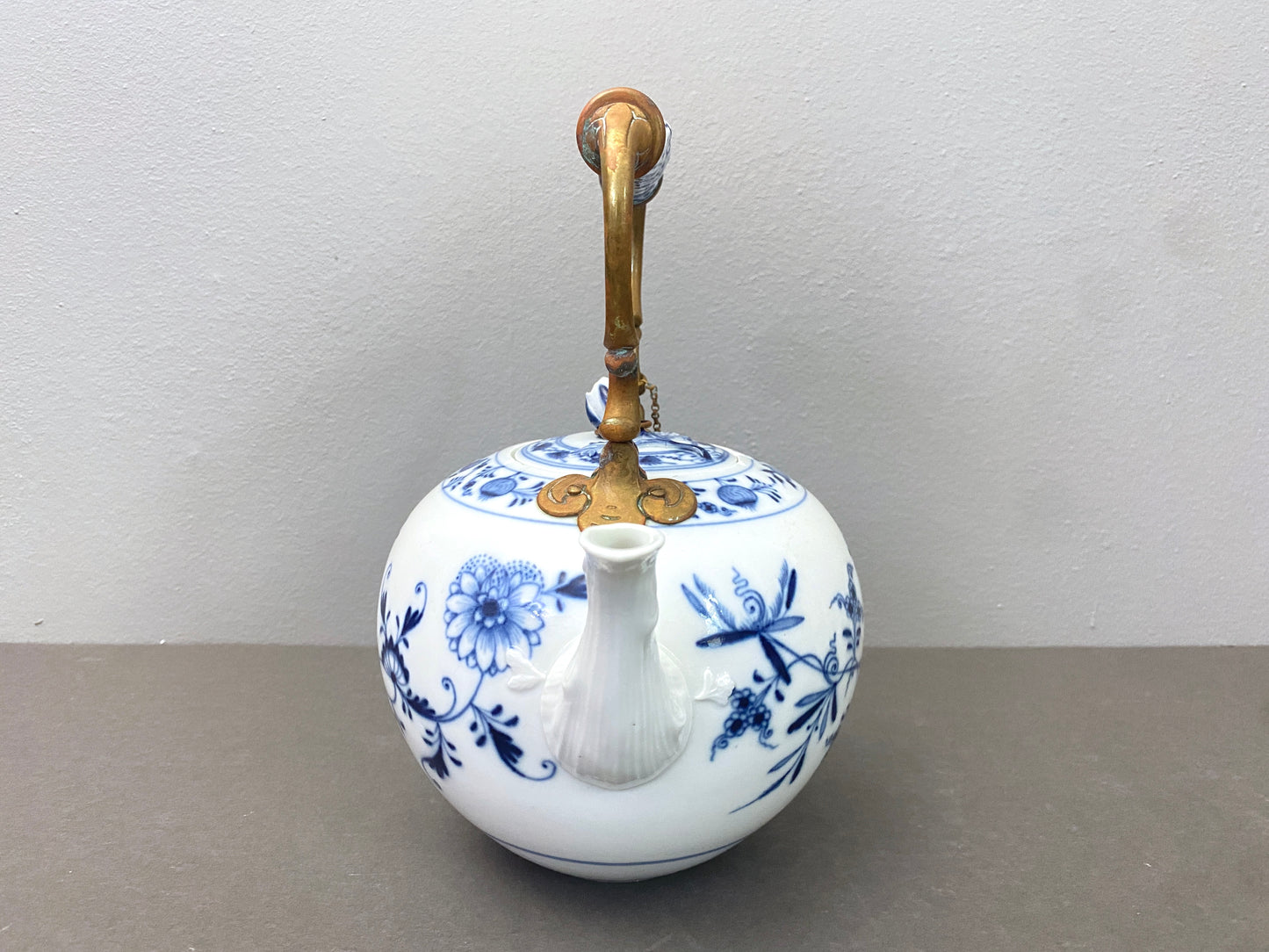 RARE!Early 19 century MEISSEN "blue onion" teapot w/ copper handle, cross swords