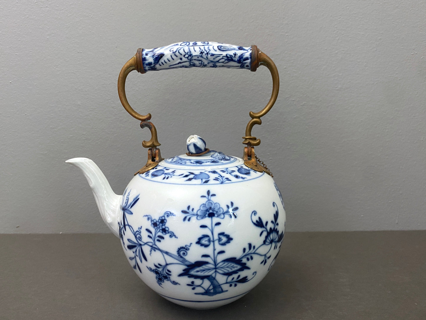RARE!Early 19 century MEISSEN "blue onion" teapot w/ copper handle, cross swords
