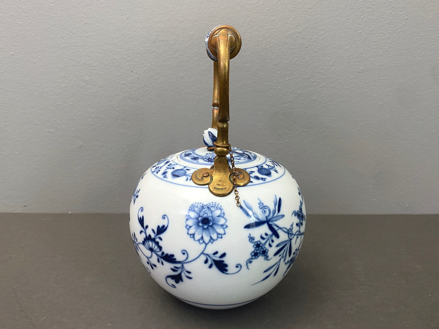 RARE!Early 19 century MEISSEN "blue onion" teapot w/ copper handle, cross swords