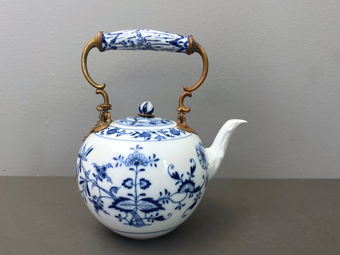 RARE!Early 19 century MEISSEN "blue onion" teapot w/ copper handle, cross swords