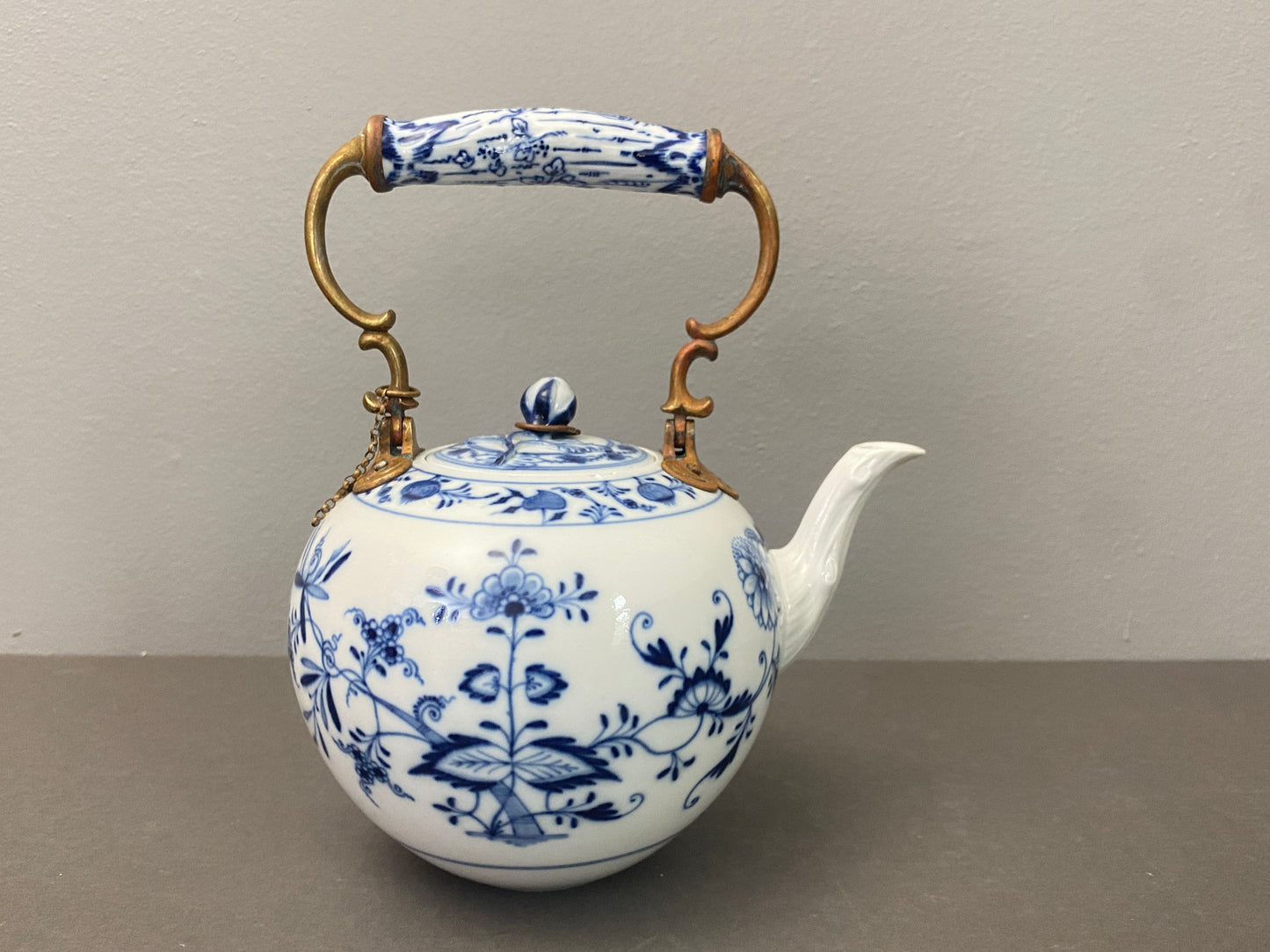 RARE!Early 19 century MEISSEN "blue onion" teapot w/ copper handle, cross swords