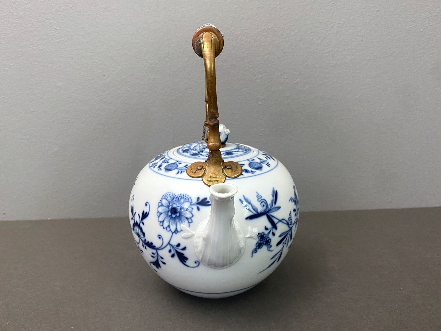 RARE!Early 19 century MEISSEN "blue onion" teapot w/ copper handle, cross swords