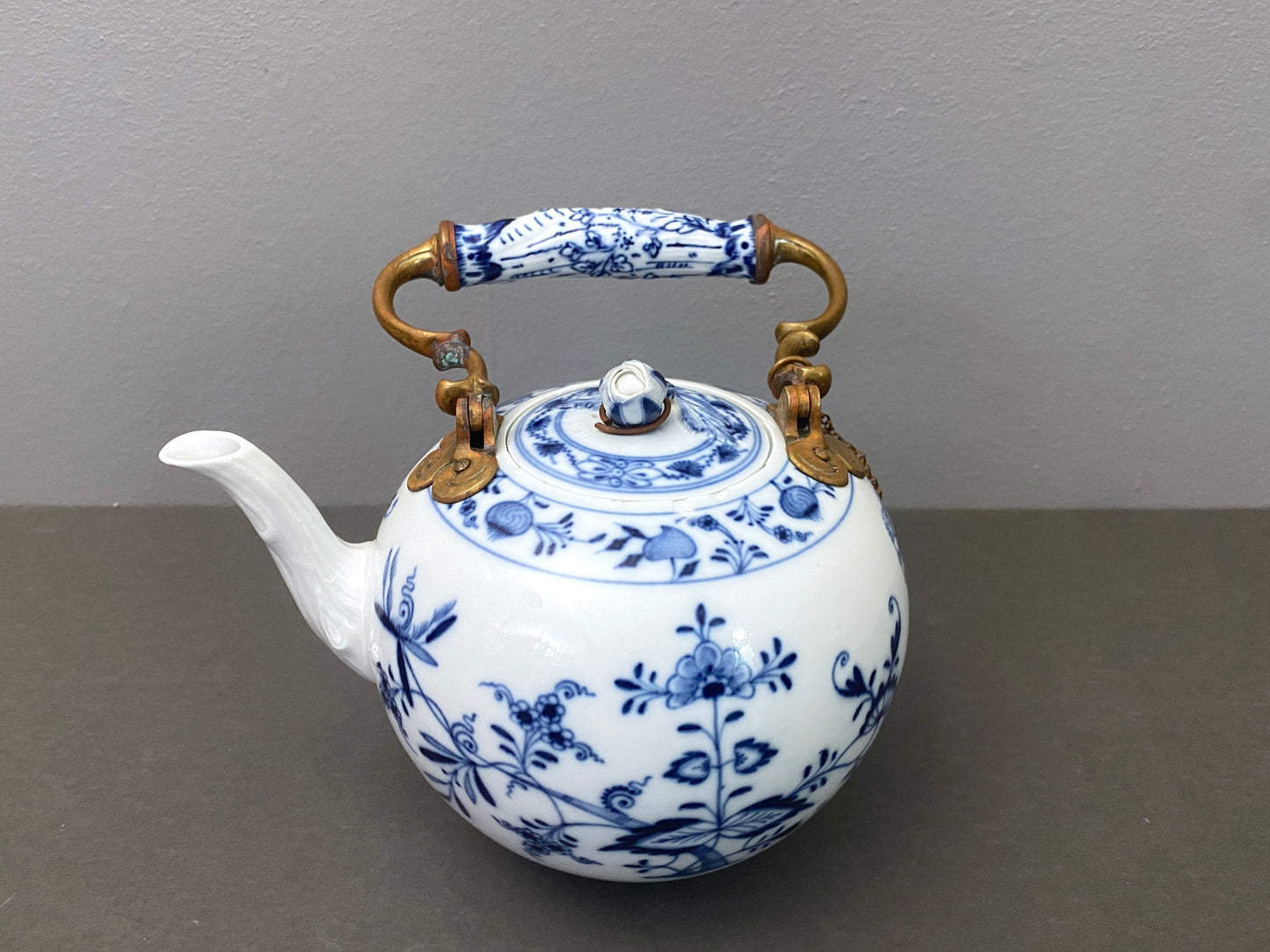 RARE!Early 19 century MEISSEN "blue onion" teapot w/ copper handle, cross swords