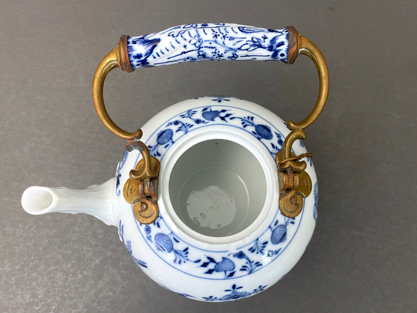 RARE!Early 19 century MEISSEN "blue onion" teapot w/ copper handle, cross swords