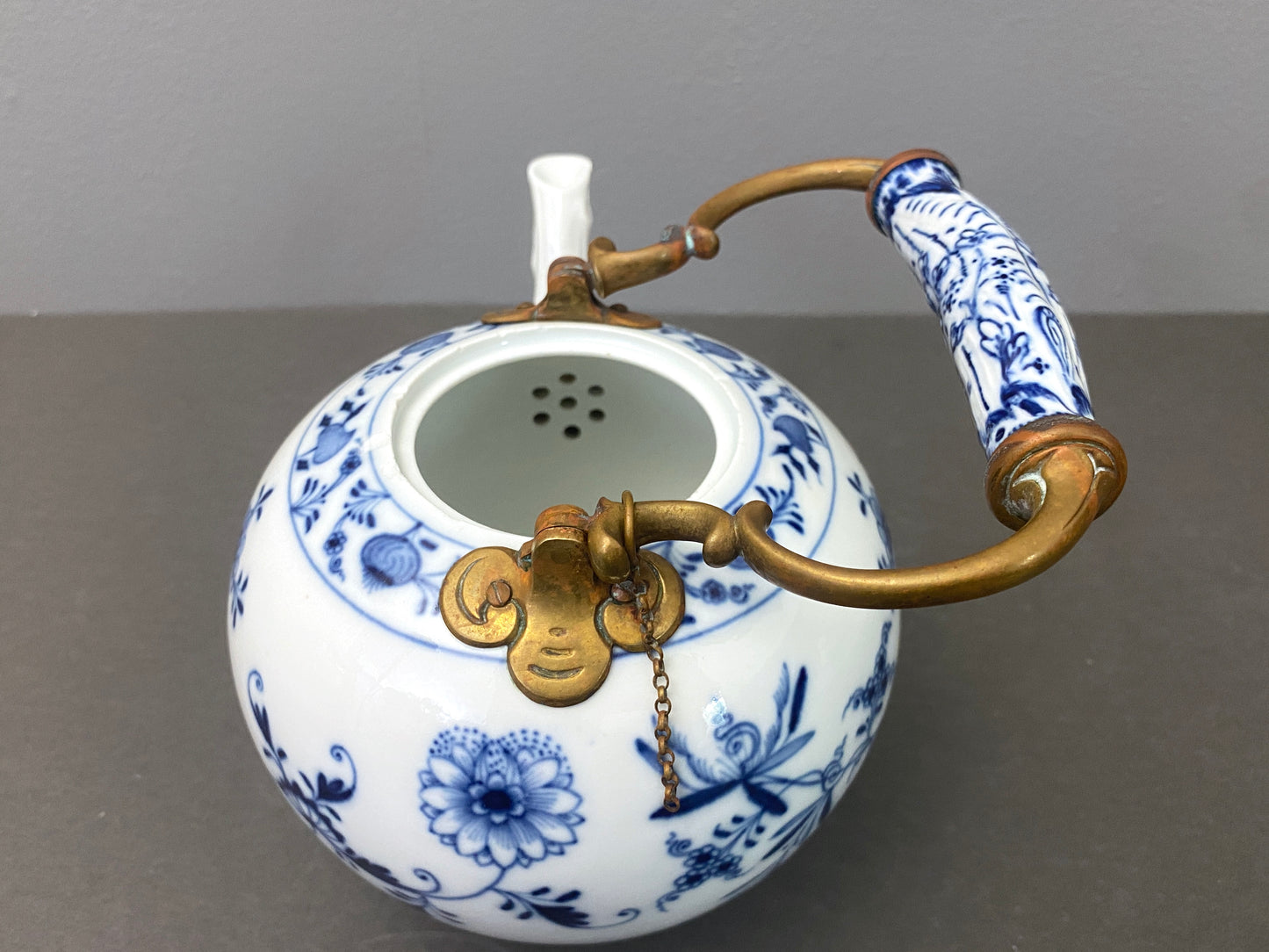 RARE!Early 19 century MEISSEN "blue onion" teapot w/ copper handle, cross swords