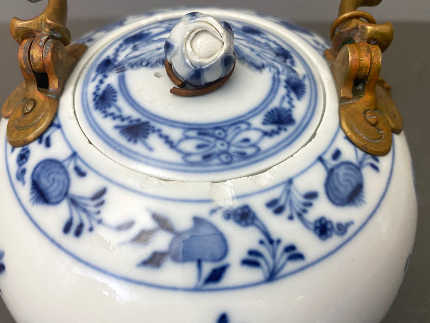 RARE!Early 19 century MEISSEN "blue onion" teapot w/ copper handle, cross swords
