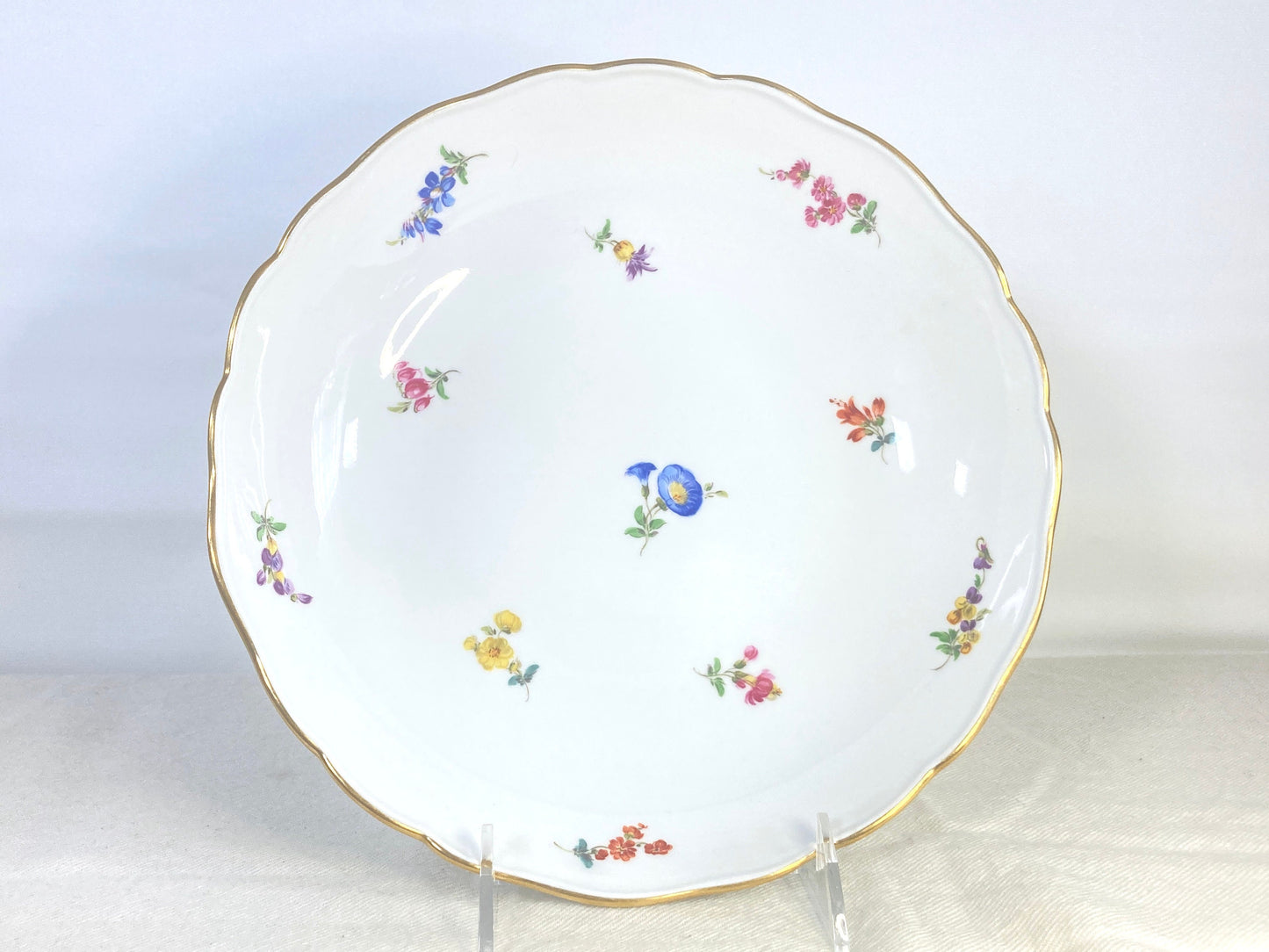 1920s Meissen round bowl, 9.75 inches, decorated with scattered flowers and gilt rim, 1st quality, excellent condition