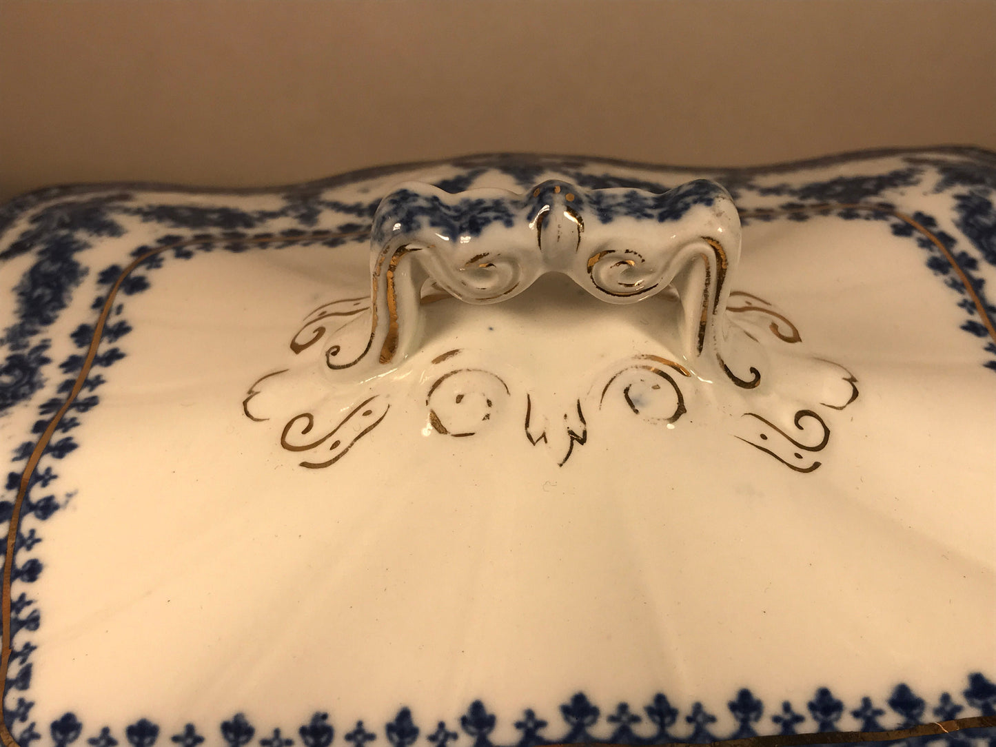 Rare! Antique Maddock, Johnz& Sons Royal Vitreous "Stafford" blue and white rectangle covered casserole, ca.1880-1896