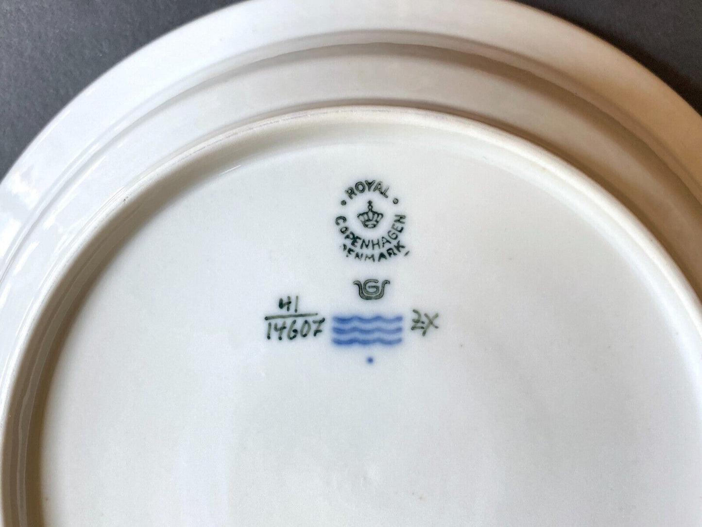 Royal Copenhagen "Gemina" serving bowl designed by Gertrud Vasegaard, 8.5inches