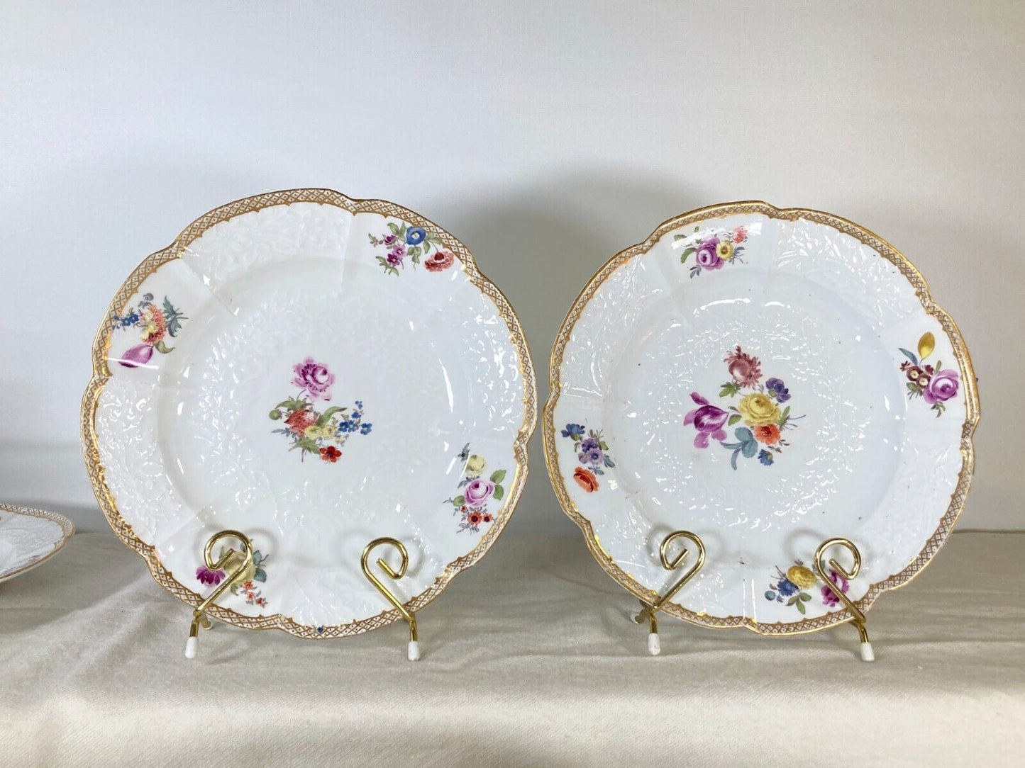 Set 11 x Meissen floral motif rimmed bowls, gold accent, Relief pattern, c1700s