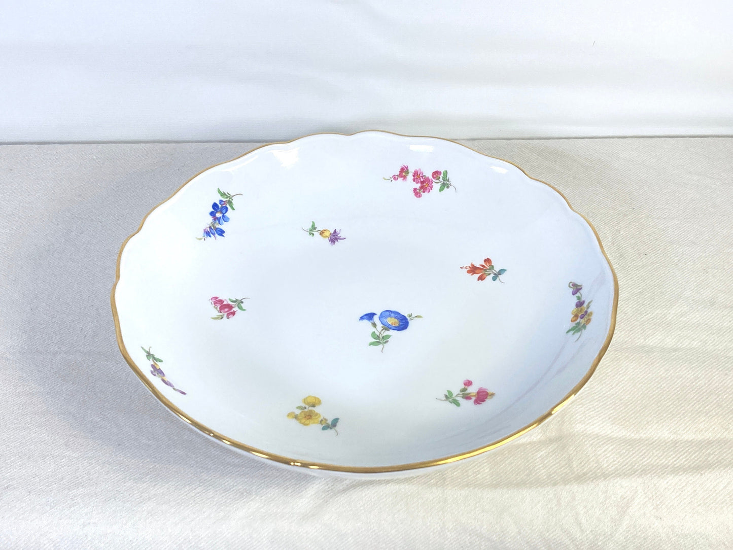 1920s Meissen round bowl, 9.75 inches, decorated with scattered flowers and gilt rim, 1st quality, excellent condition