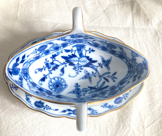 Antique Meissen Blue Onion gravy boat with attached underplate, gold rim, cross sward mark, circa 1860, 1st choice