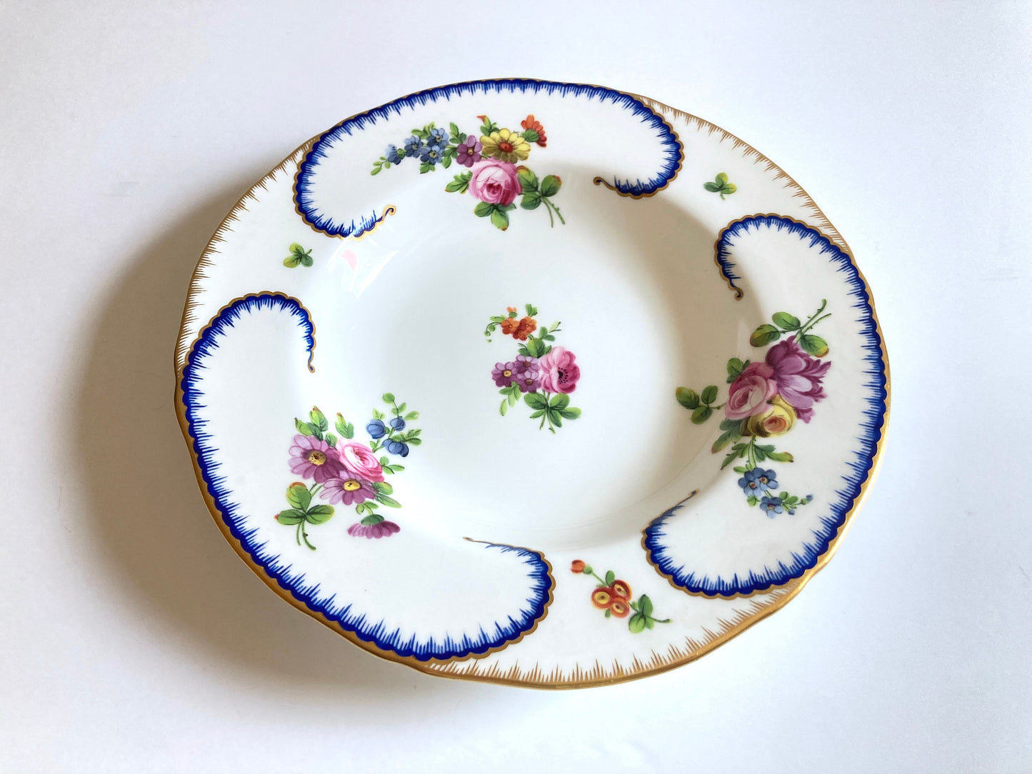 A pair of Minton after Sevres "Feuille-de-Choux" rimmed bowls, 8.5'', handpainted and gilt rim, bone china, ca. 1870s, exquisite