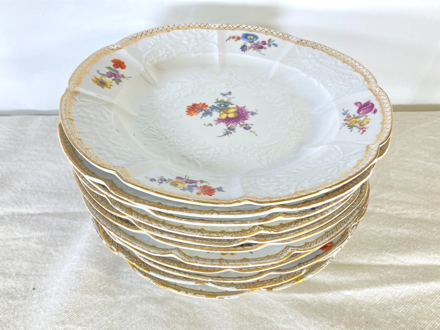 Set 11 x Meissen floral motif rimmed bowls, gold accent, Relief pattern, c1700s