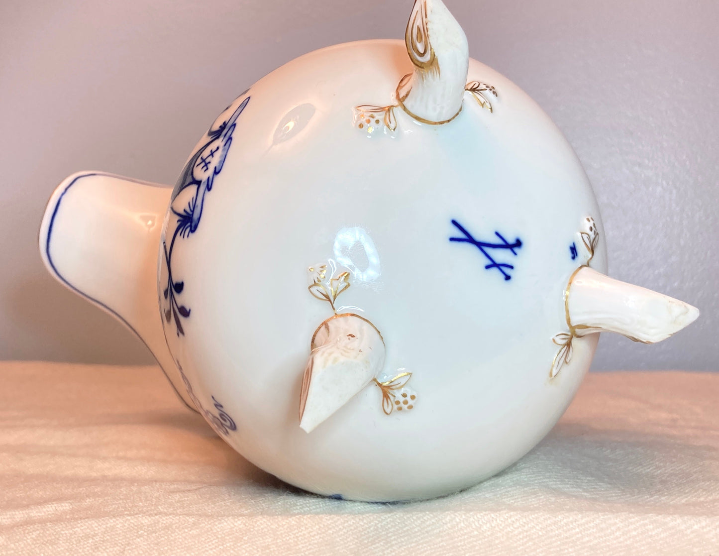 Antique Meissen Blue Onion footed pitcher/milk jug/creamer, gilt decoration, cross swords mark, circa 1860, 1st choice, excellent