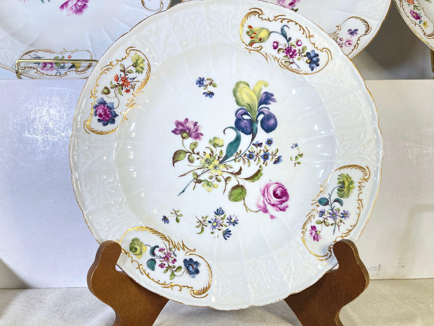 Set of 10 x antique Meissen (1815-1860) 9.5'' plates, hand-painted floral motif and gold rim, exquisite