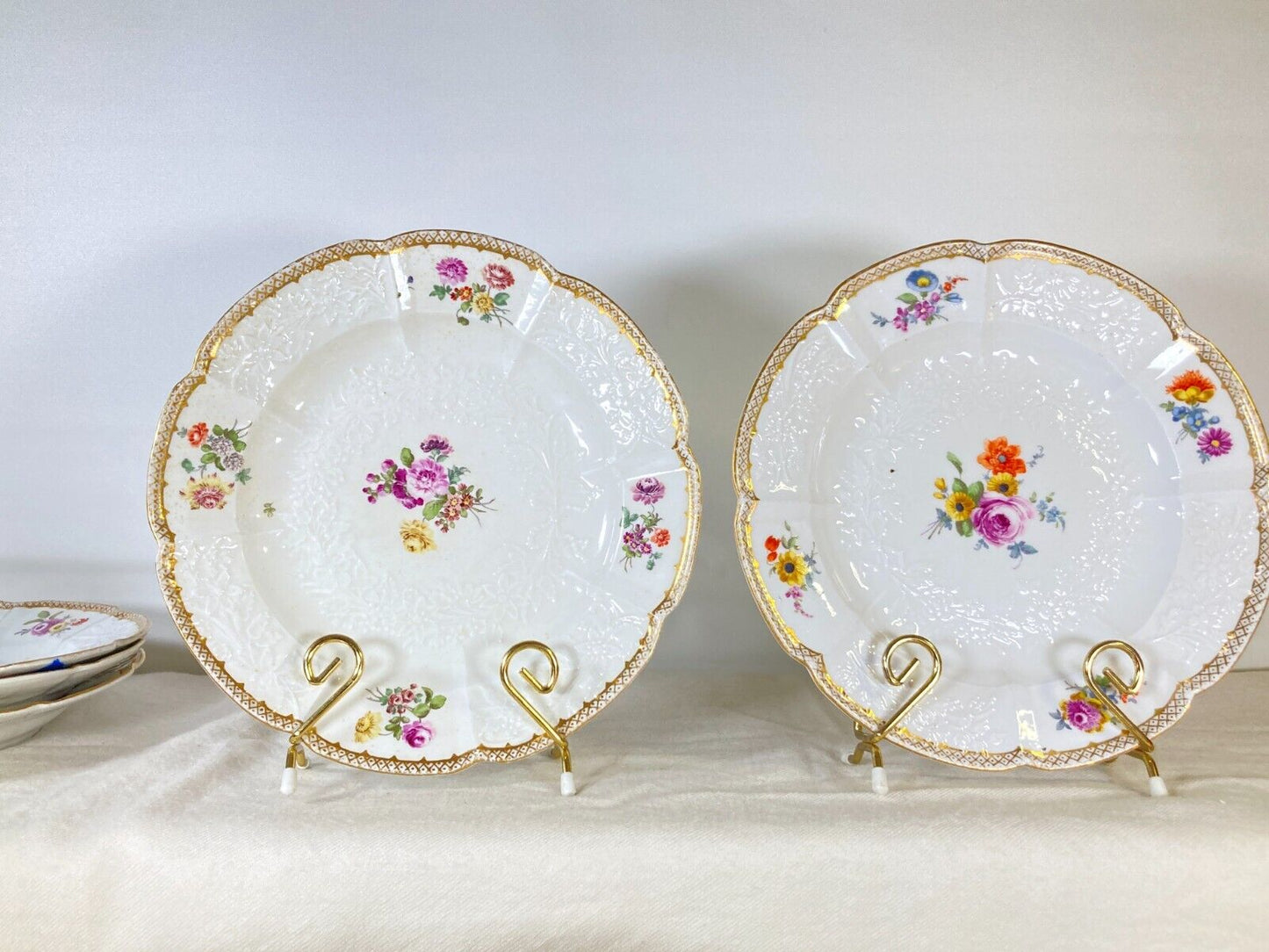 Set 11 x Meissen floral motif rimmed bowls, gold accent, Relief pattern, c1700s