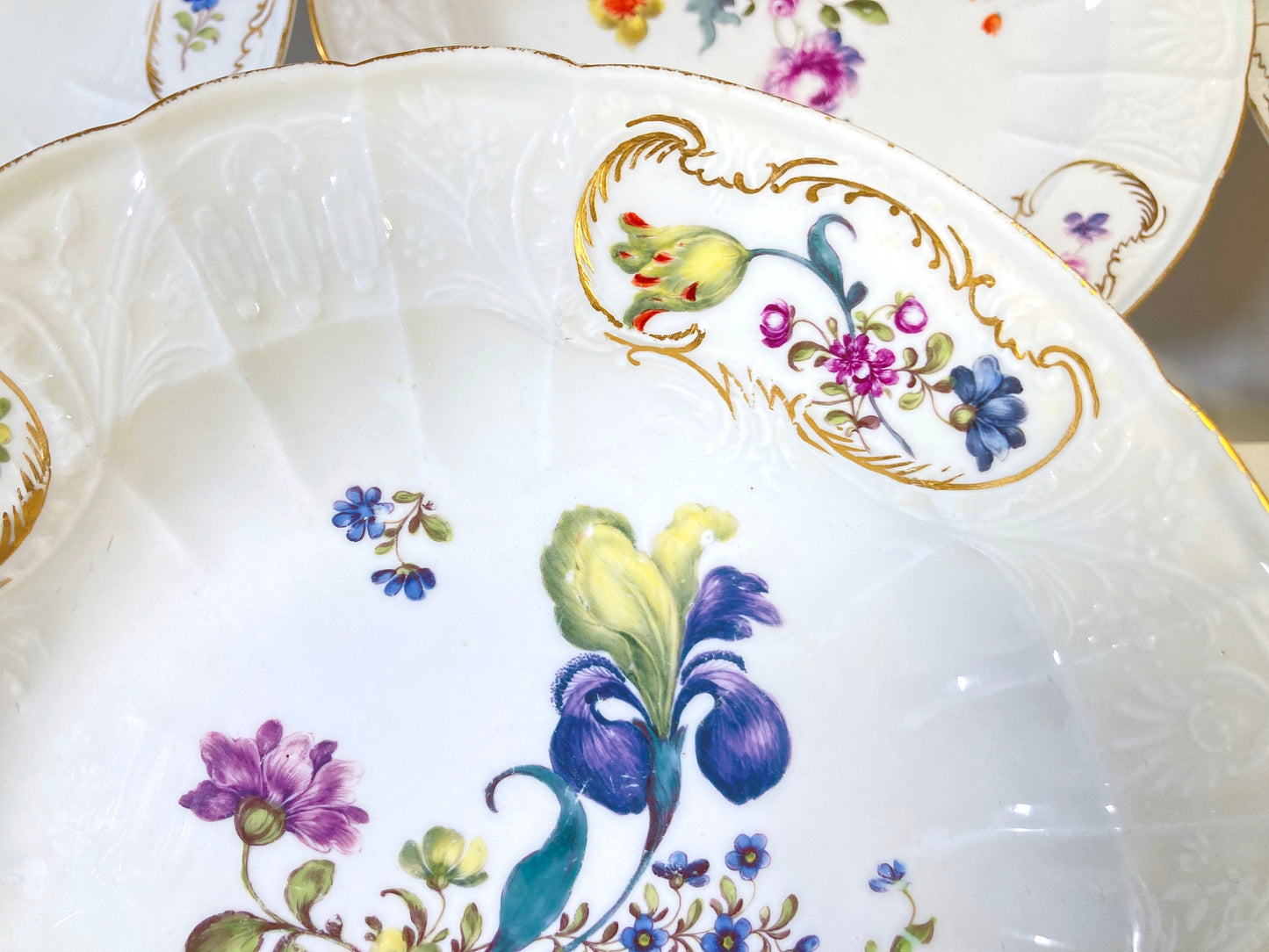 Set of 10 x antique Meissen (1815-1860) 9.5'' plates, hand-painted floral motif and gold rim, exquisite