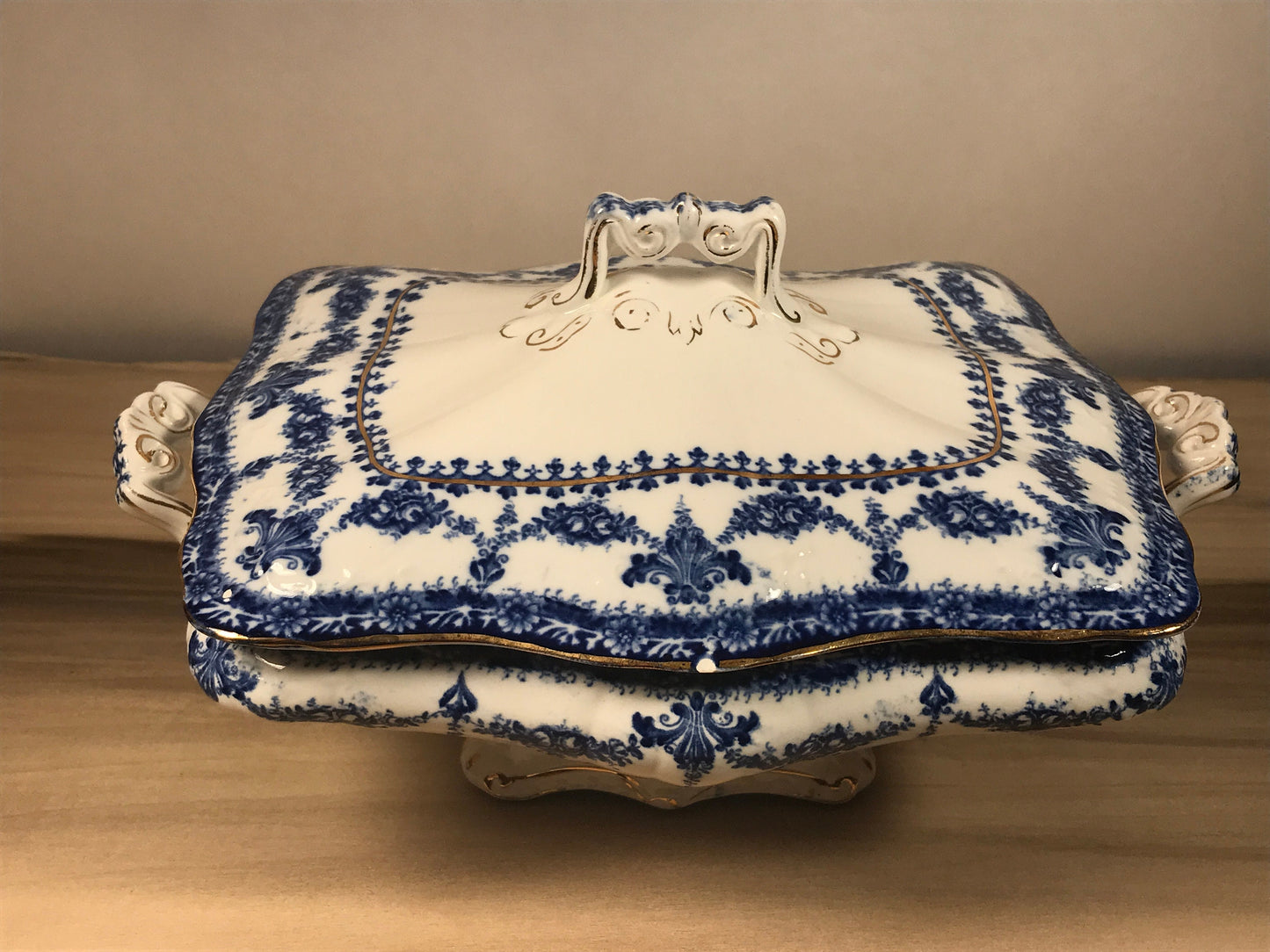 Rare! Antique Maddock, Johnz& Sons Royal Vitreous "Stafford" blue and white rectangle covered casserole, ca.1880-1896