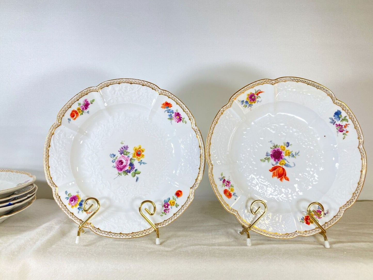 Set 11 x Meissen floral motif rimmed bowls, gold accent, Relief pattern, c1700s