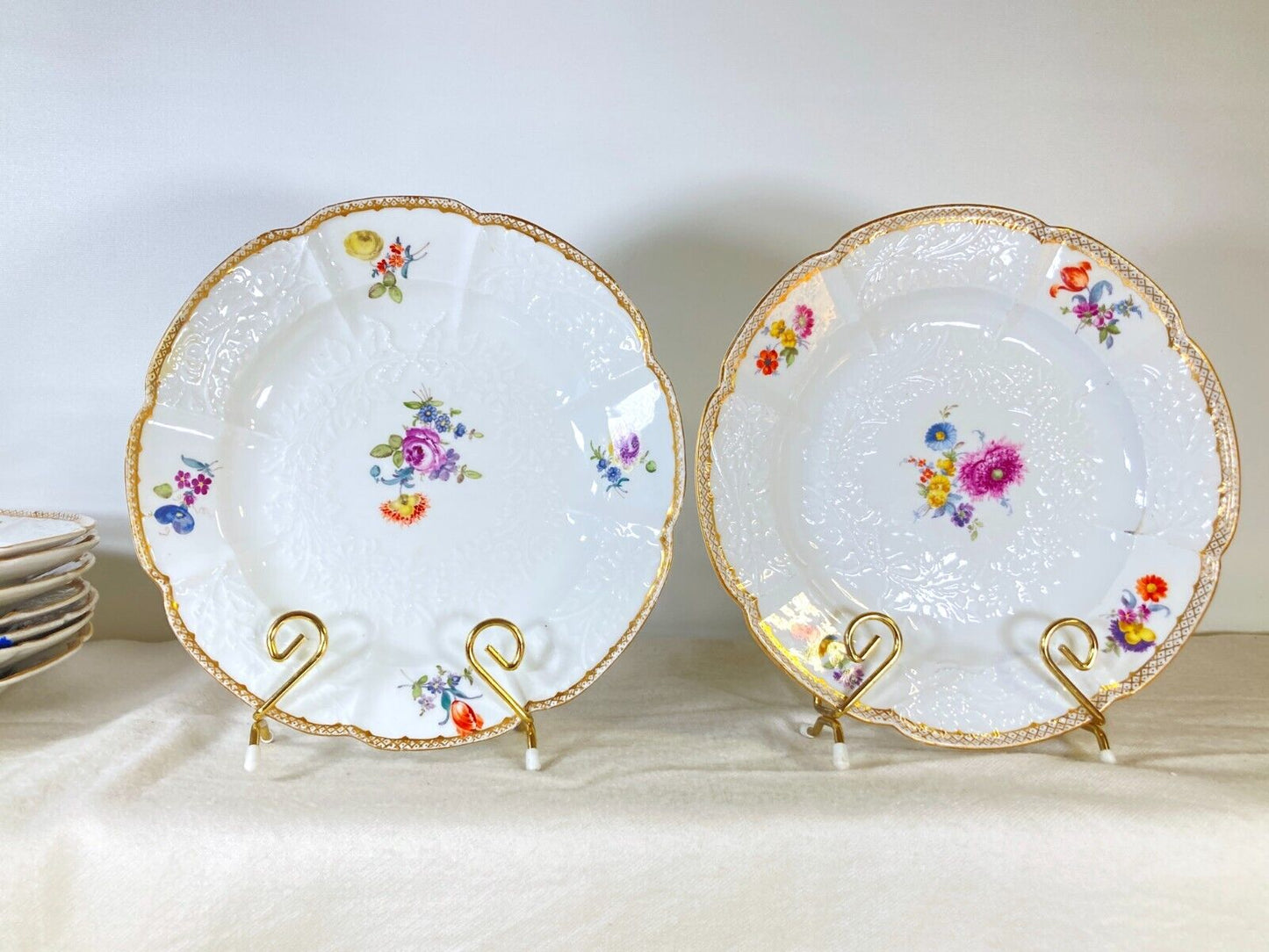 Set 11 x Meissen floral motif rimmed bowls, gold accent, Relief pattern, c1700s