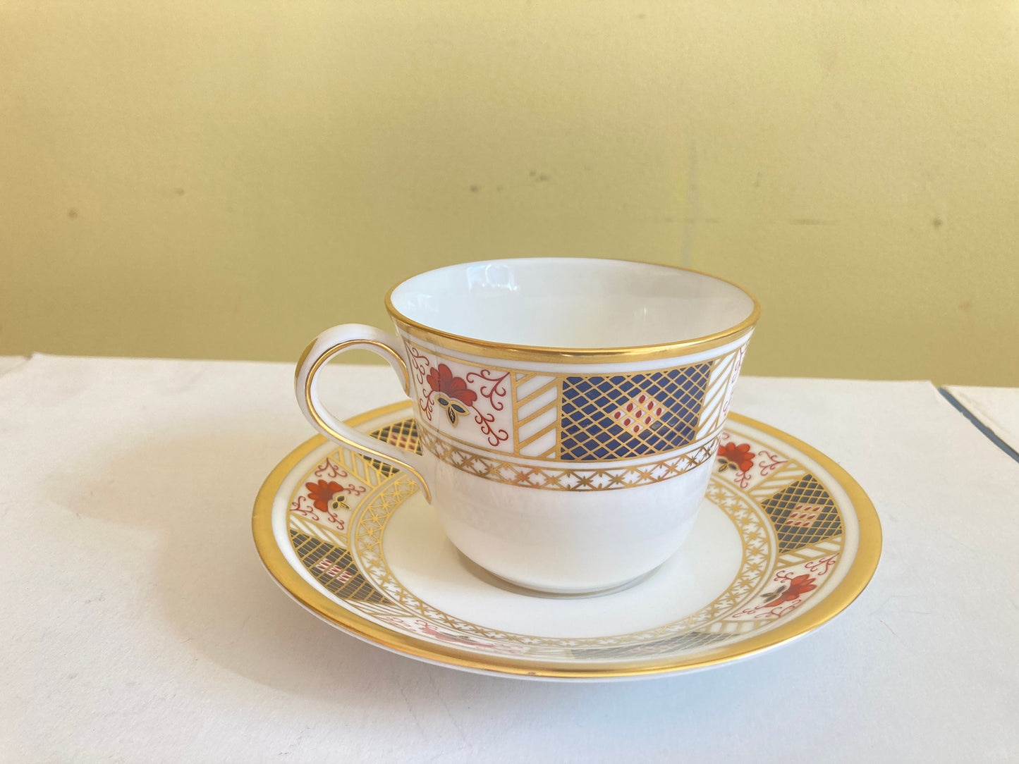 set of 6 Royal Crown Derby "Derby Border" bone china coffee/teacups w/ saucers. superb! like new condition!