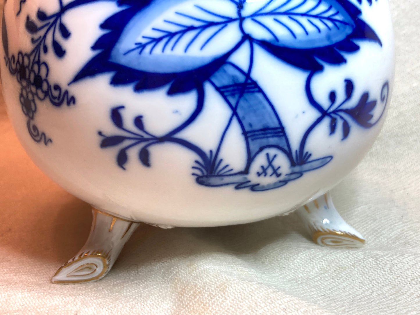 Antique Meissen Blue Onion footed pitcher/milk jug/creamer, gilt decoration, cross swords mark, circa 1860, 1st choice, excellent