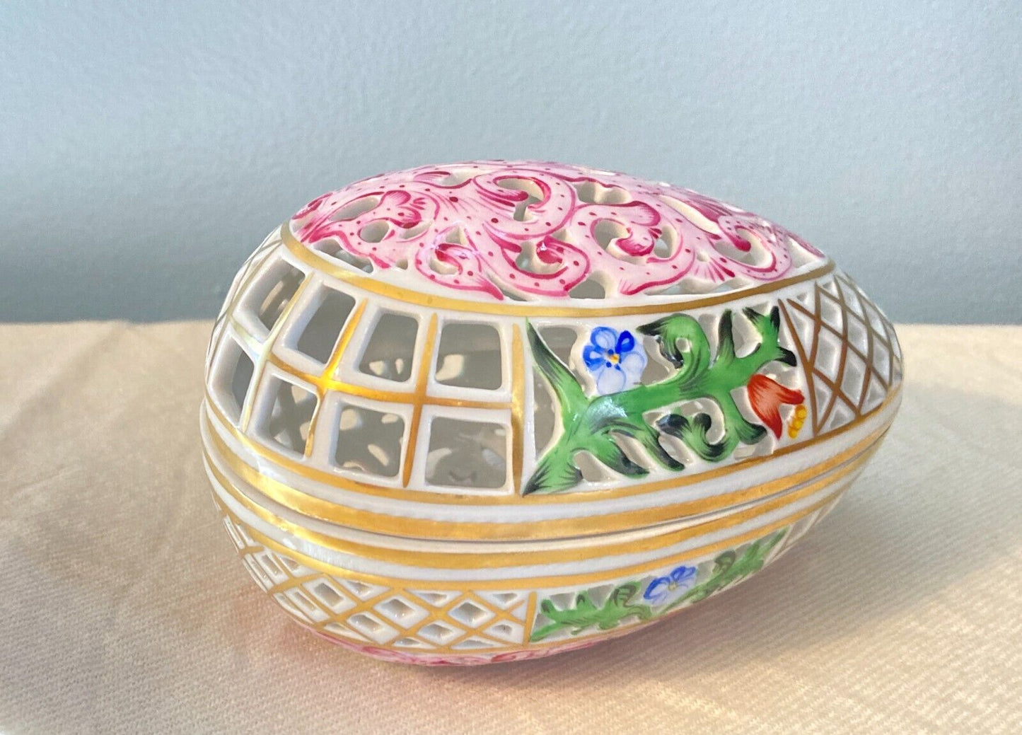 Herend Reticulated Egg form covered bonbon Box / Trinket box, No. 6048/C, mint