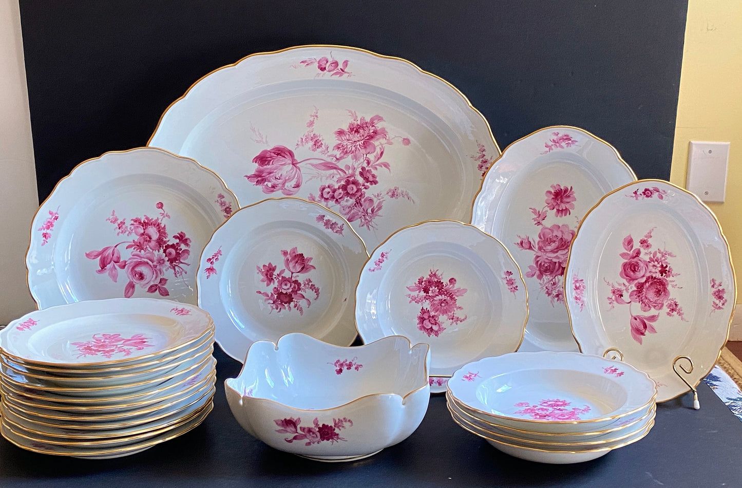 Gorgeous MEISSEN "flower boutique " Purple dinner service set, gold rim, 23 pieces, 1st choice, excellent