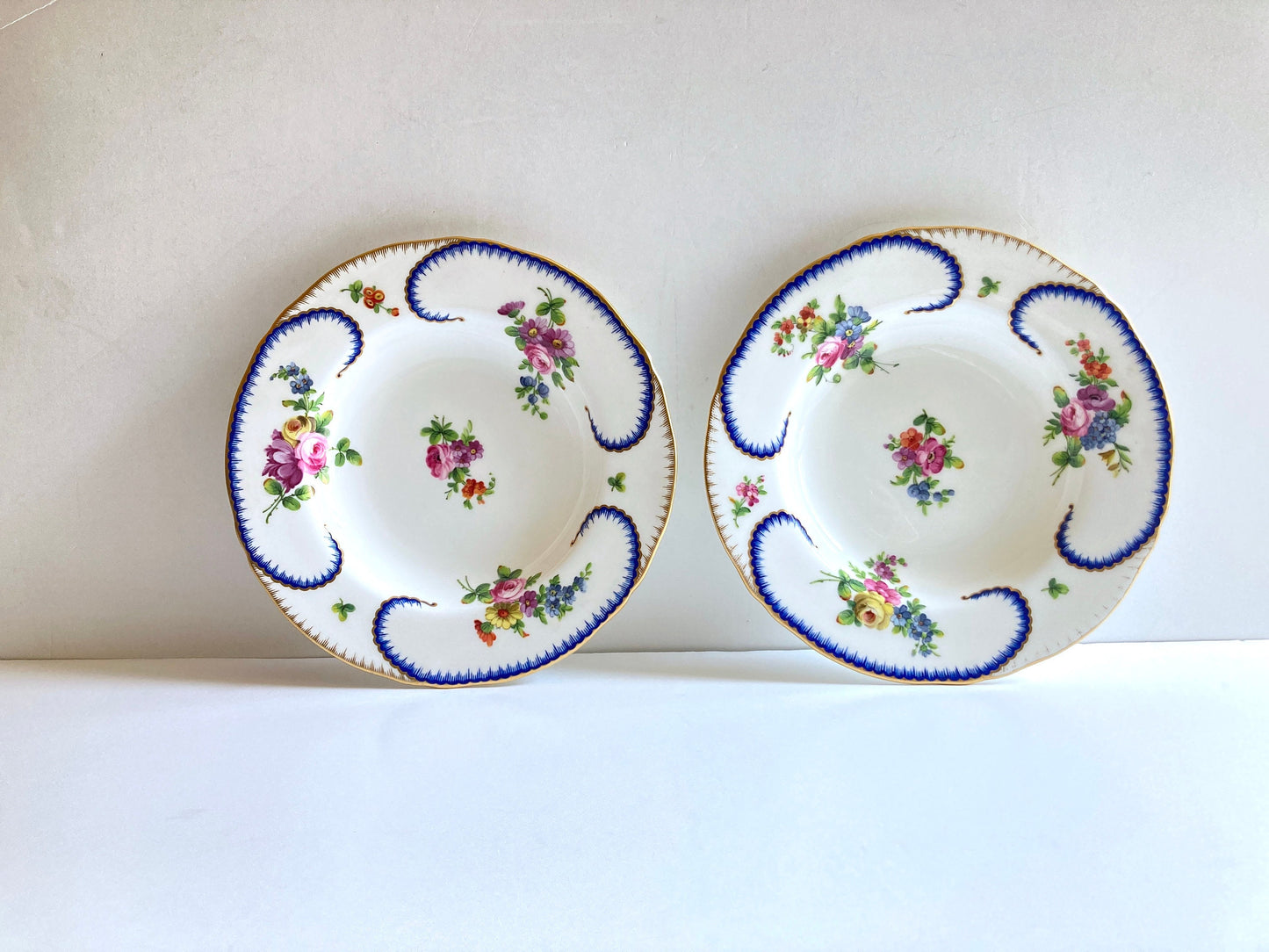 A pair of Minton after Sevres "Feuille-de-Choux" rimmed bowls, 8.5'', handpainted and gilt rim, bone china, ca. 1870s, exquisite