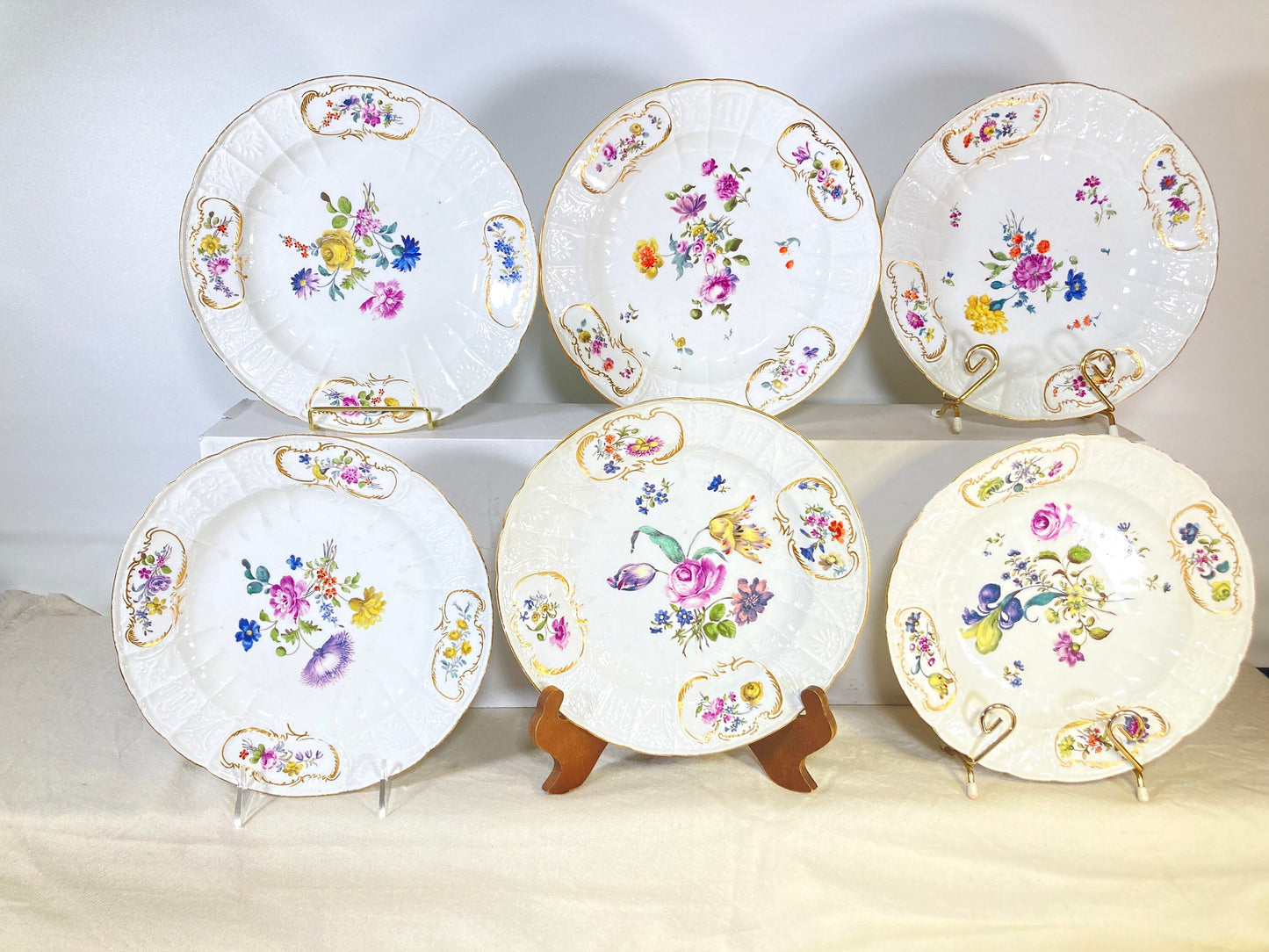 Set of 10 x antique Meissen (1815-1860) 9.5'' plates, hand-painted floral motif and gold rim, exquisite