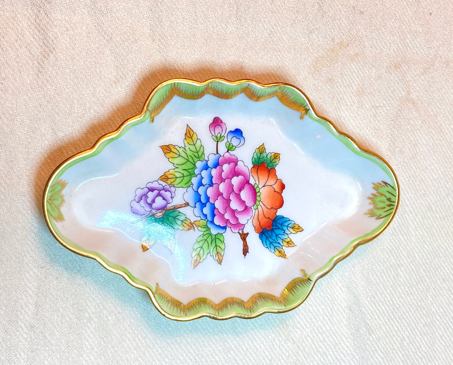 Herend Queen Victoria Green trinket dish/pin dish/tray,Handpainted in Hungary, #7737 VBO,excellent condition