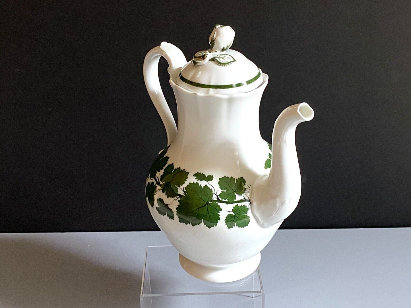 Meissen Green vine Large coffee pot with rose finial, 1st quality, 19th C