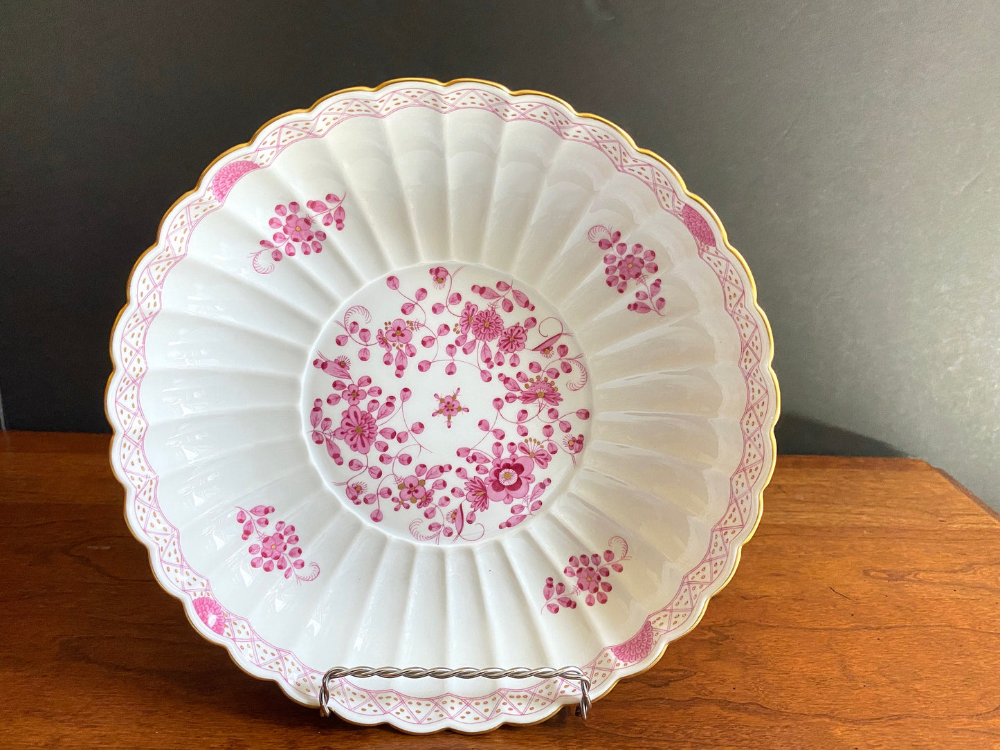 MEISSEN "Indian flower" pink serving dish, camaieu painting with gold accent, exquisite, 1st quallity