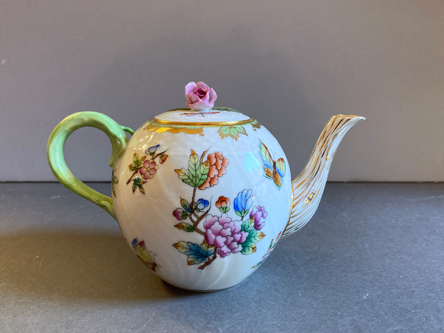 Herend Hungary Queen Victoria Green Teapot and Lid, 1605 VBO, 12 OZ, ca.1930s