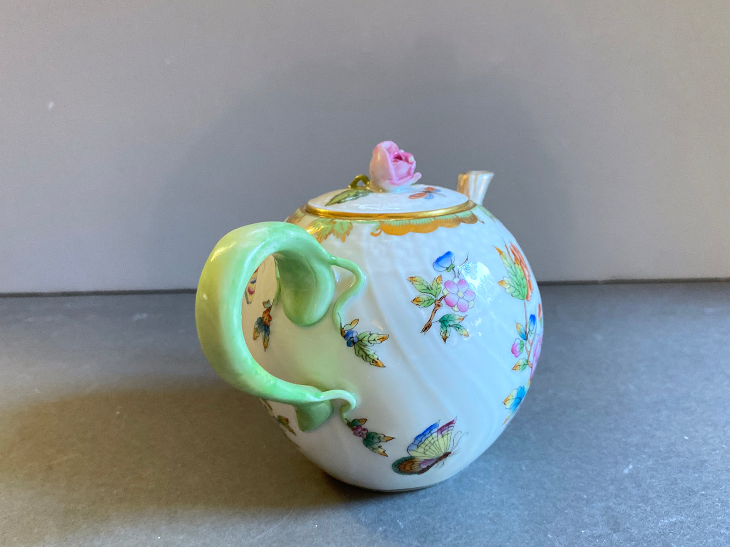 Herend Hungary Queen Victoria Green Teapot and Lid, 1605 VBO, 12 OZ, ca.1930s