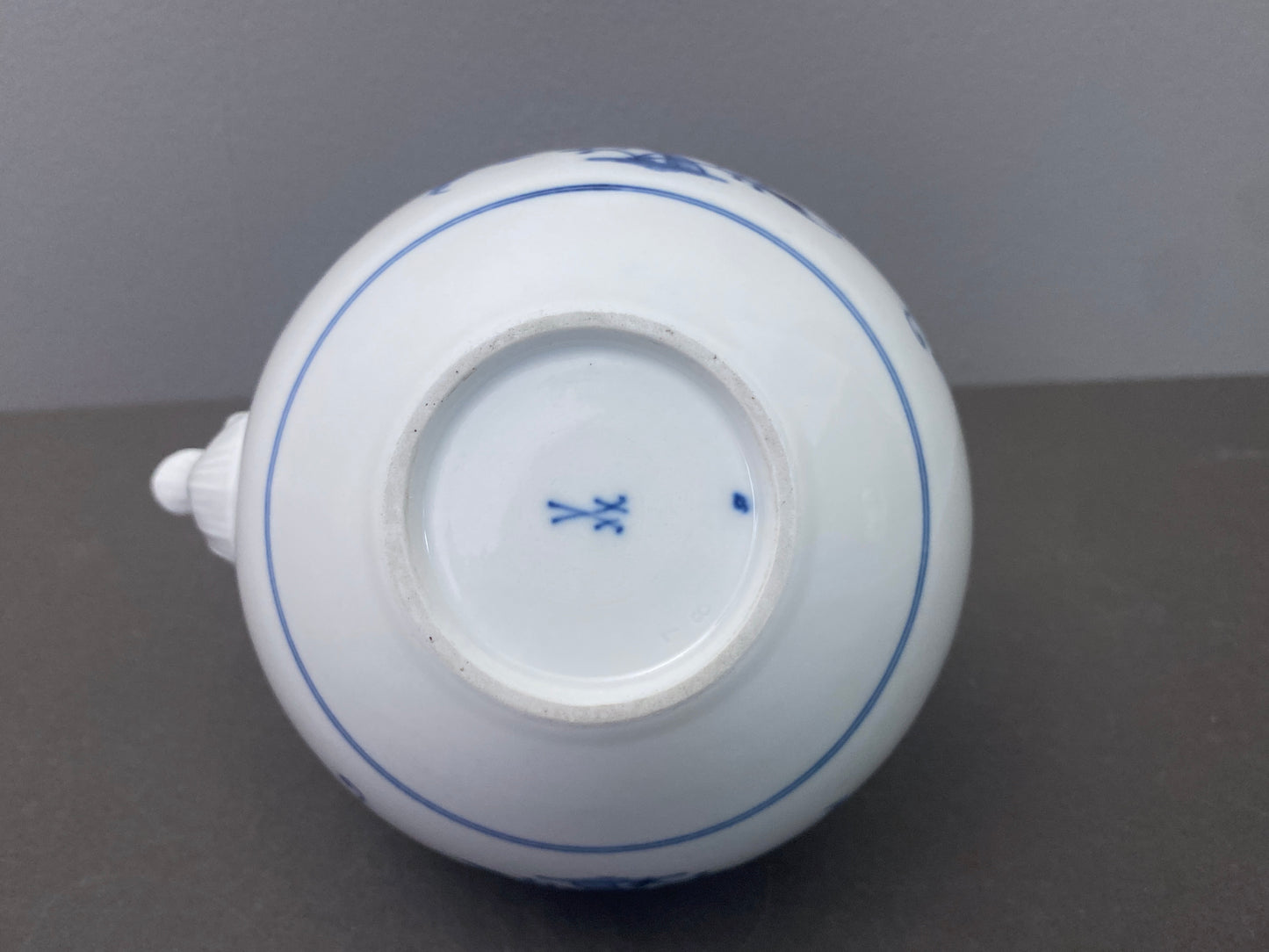 RARE!Early 19 century MEISSEN "blue onion" teapot w/ copper handle, cross swords