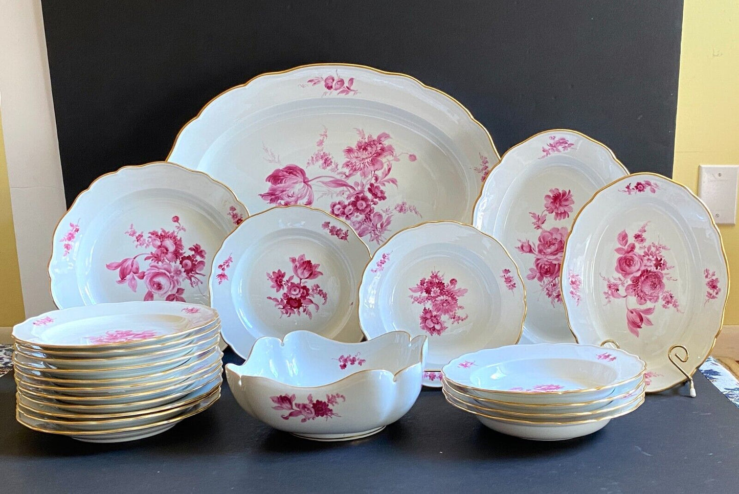 Exqusiite MEISSEN flower boutique Purple dinner service, gold rim, 23 pcs, 1st