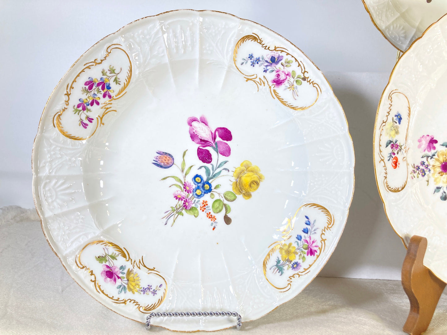 Set of 10 x antique Meissen (1815-1860) 9.5'' plates, hand-painted floral motif and gold rim, exquisite