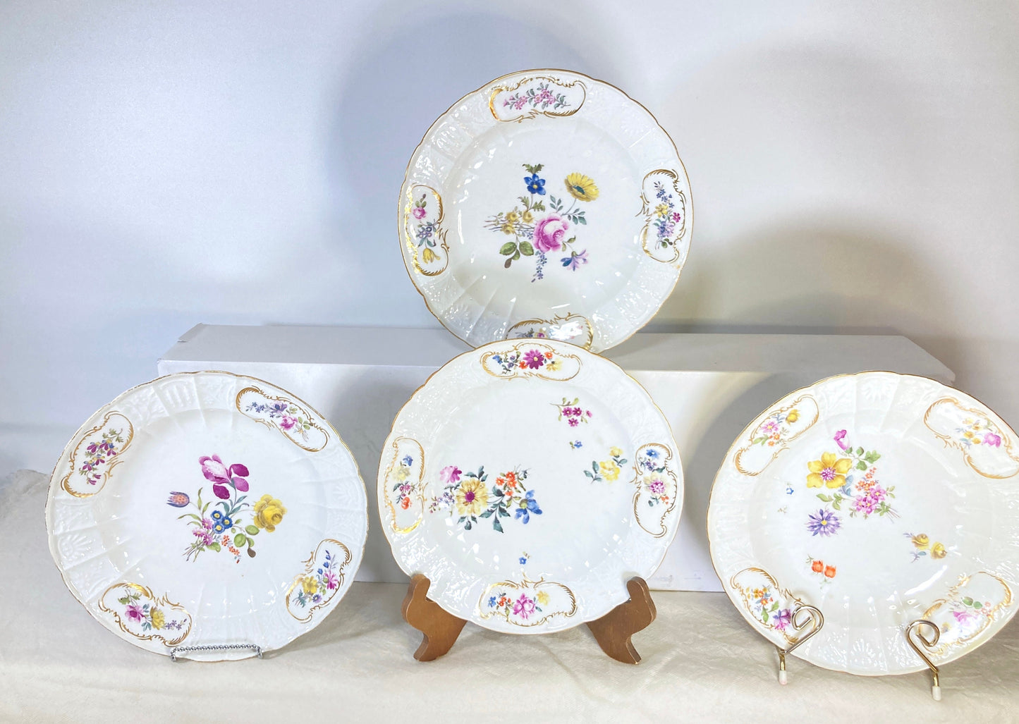 Set of 10 x antique Meissen (1815-1860) 9.5'' plates, hand-painted floral motif and gold rim, exquisite