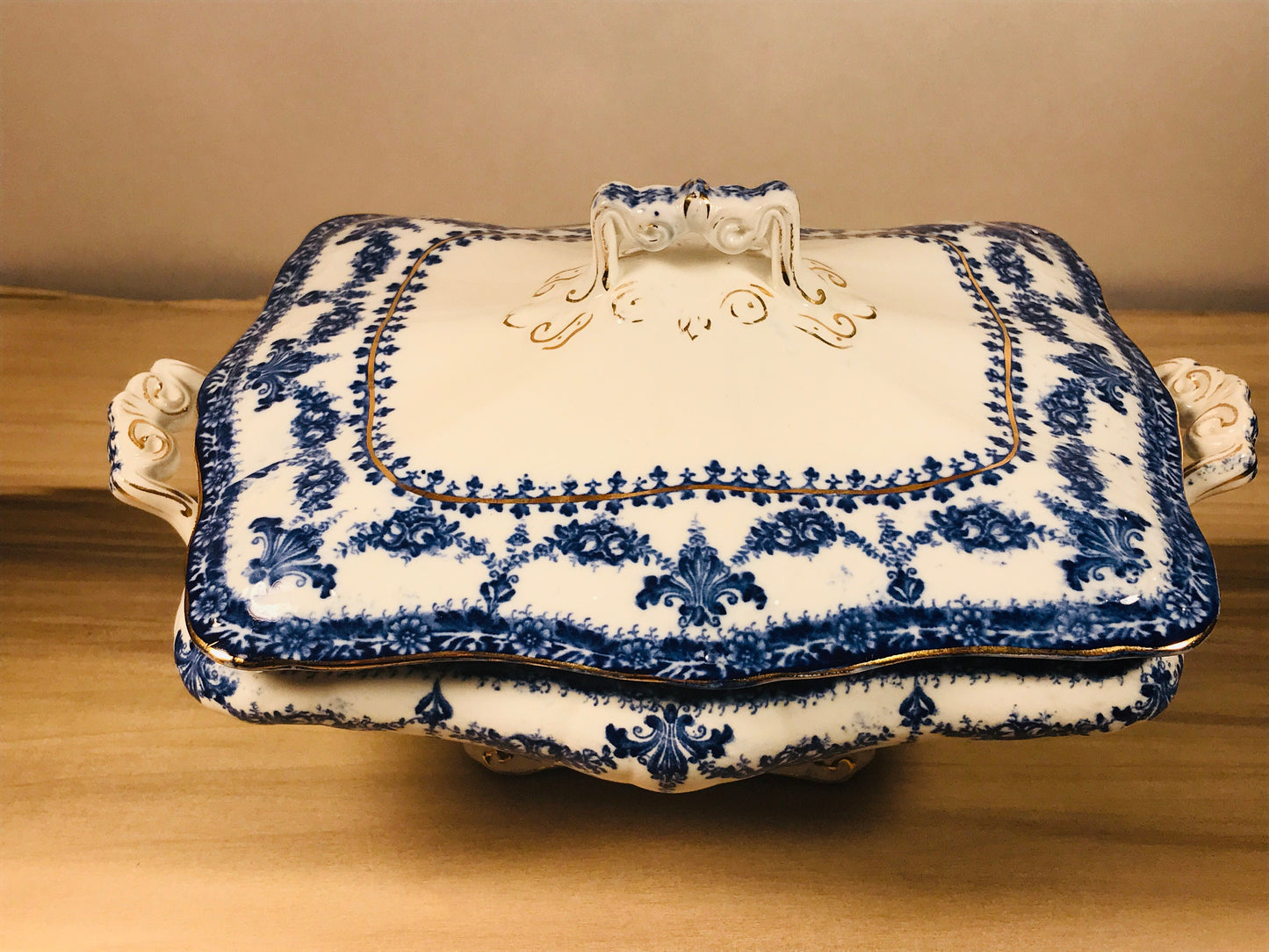 Rare! Antique Maddock, Johnz& Sons Royal Vitreous "Stafford" blue and white rectangle covered casserole, ca.1880-1896