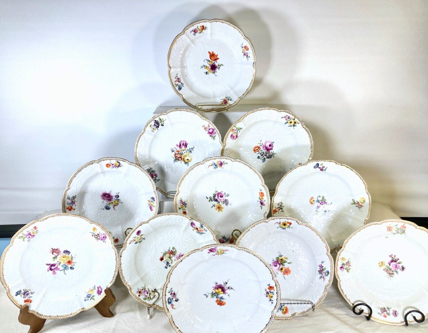 Set 11 x Meissen floral motif rimmed bowls, gold accent, Relief pattern, c1700s