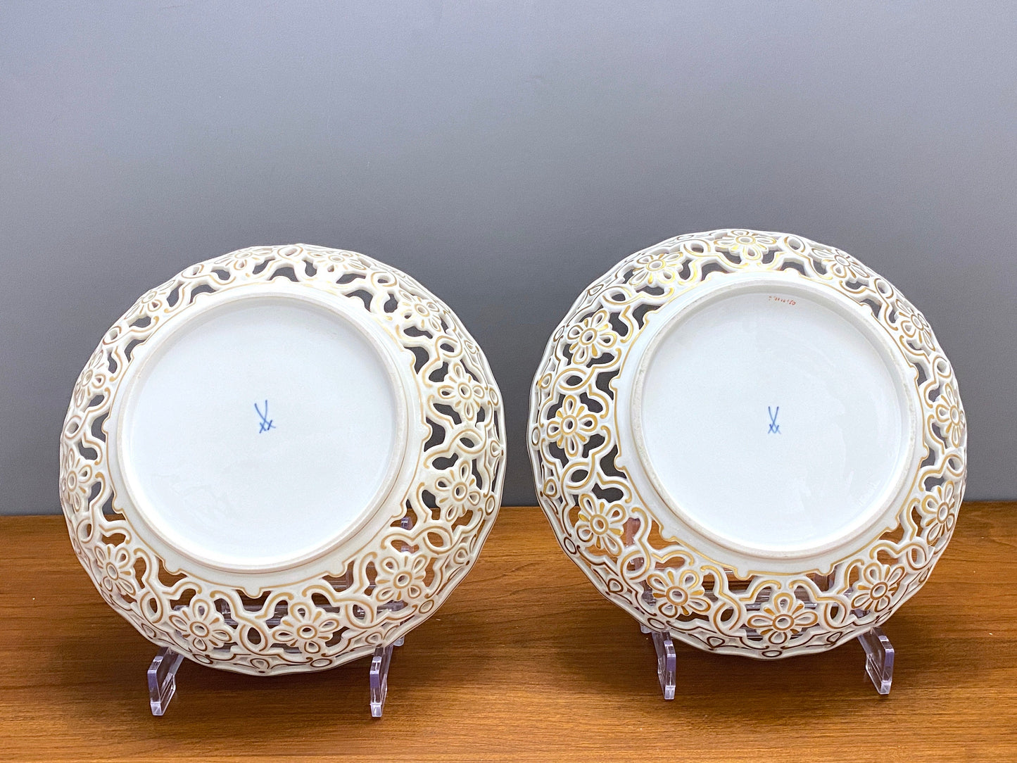 Pair of Meissen Reticulated bowls, hand- painted flower, gold accents, 1st quality, 20 century, mint condition