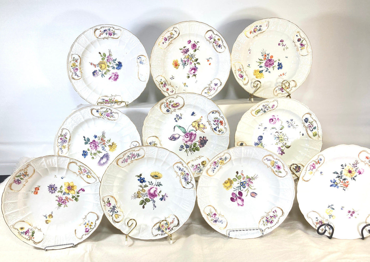 Set of 10 x antique Meissen (1815-1860) 9.5'' plates, hand-painted floral motif and gold rim, exquisite