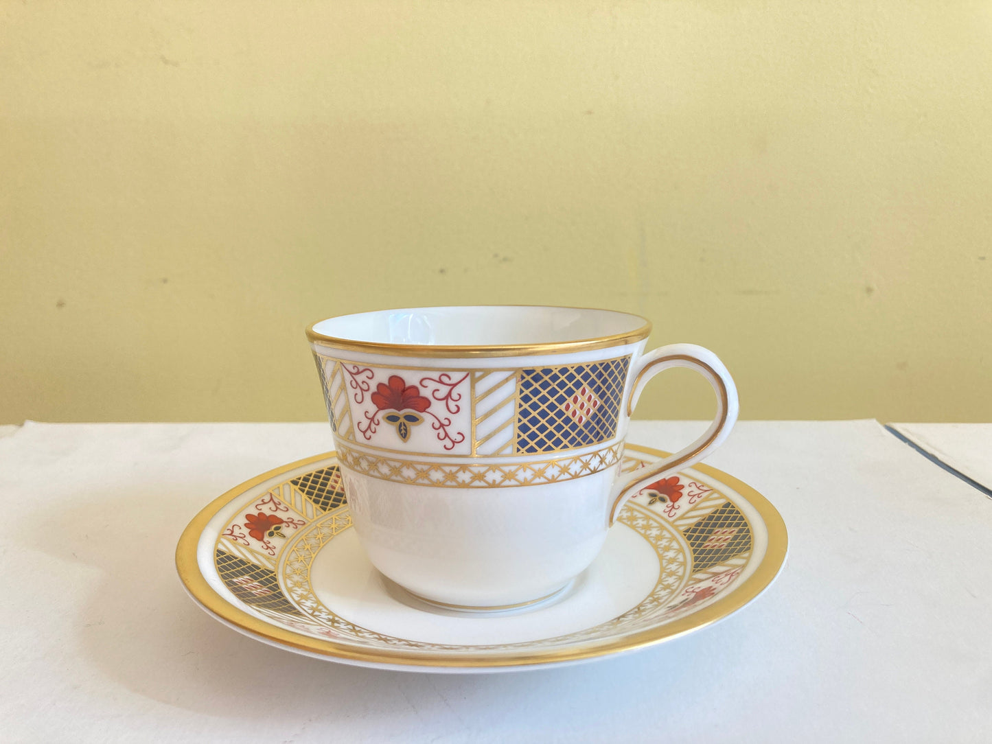 set of 6 Royal Crown Derby "Derby Border" bone china coffee/teacups w/ saucers. superb! like new condition!