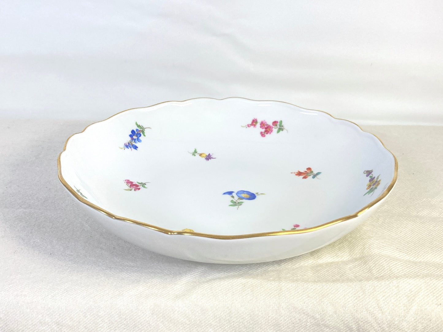 1920s Meissen round bowl, 9.75 inches, decorated with scattered flowers and gilt rim, 1st quality, excellent condition