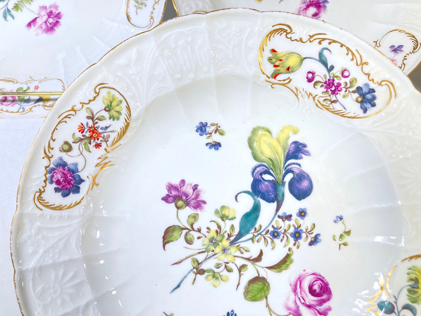 Set of 10 x antique Meissen (1815-1860) 9.5'' plates, hand-painted floral motif and gold rim, exquisite