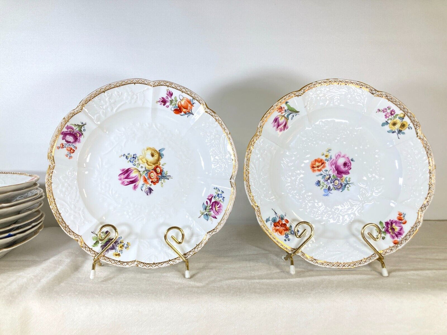 Set 11 x Meissen floral motif rimmed bowls, gold accent, Relief pattern, c1700s